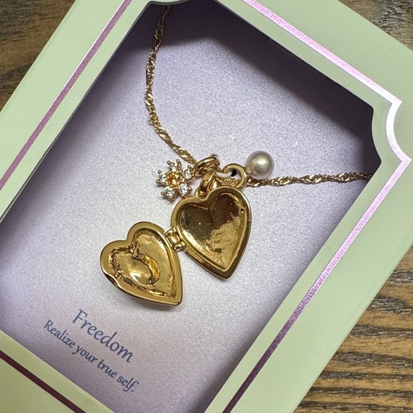 Gold Heart Locket Necklace - Picture 4 of 4
